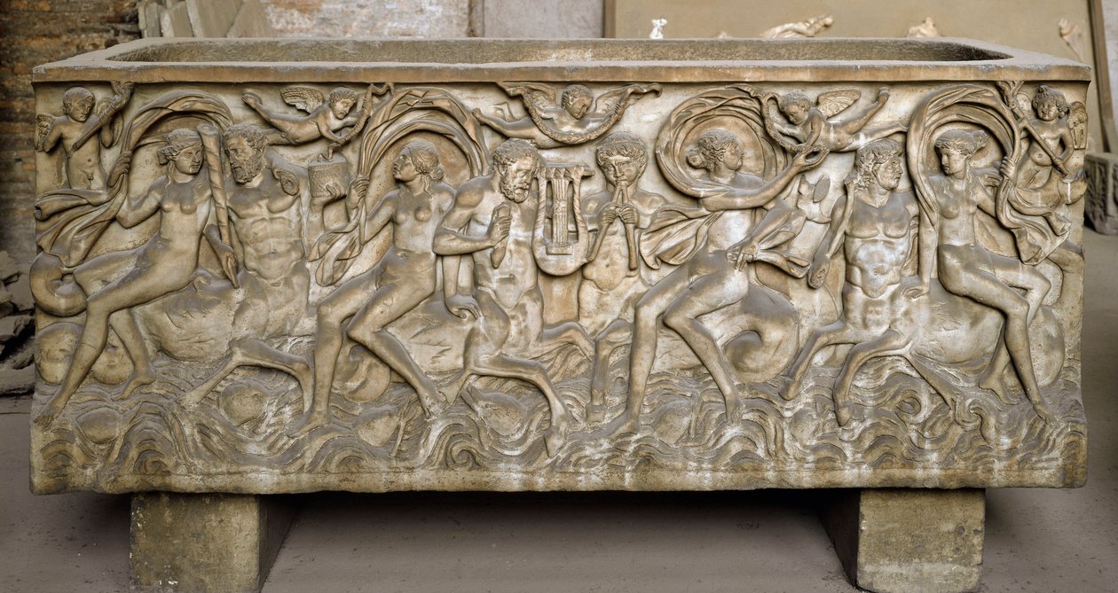 Arte romana: sarcofago decorato con bassorilievi che rappresentano un corteo di menadi, centauri che danzano e suonano musica da Roman