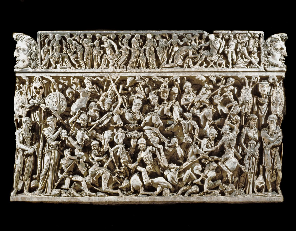 Arte romana: scena di battaglie tra guerrieri romani e barbari durante le guerre marcomanniche. Rilievo del sarcofago detto Portonaccio di un generale di Marco Aurelio. 180-190. Roma, Museo Nazionale Romano da Roman