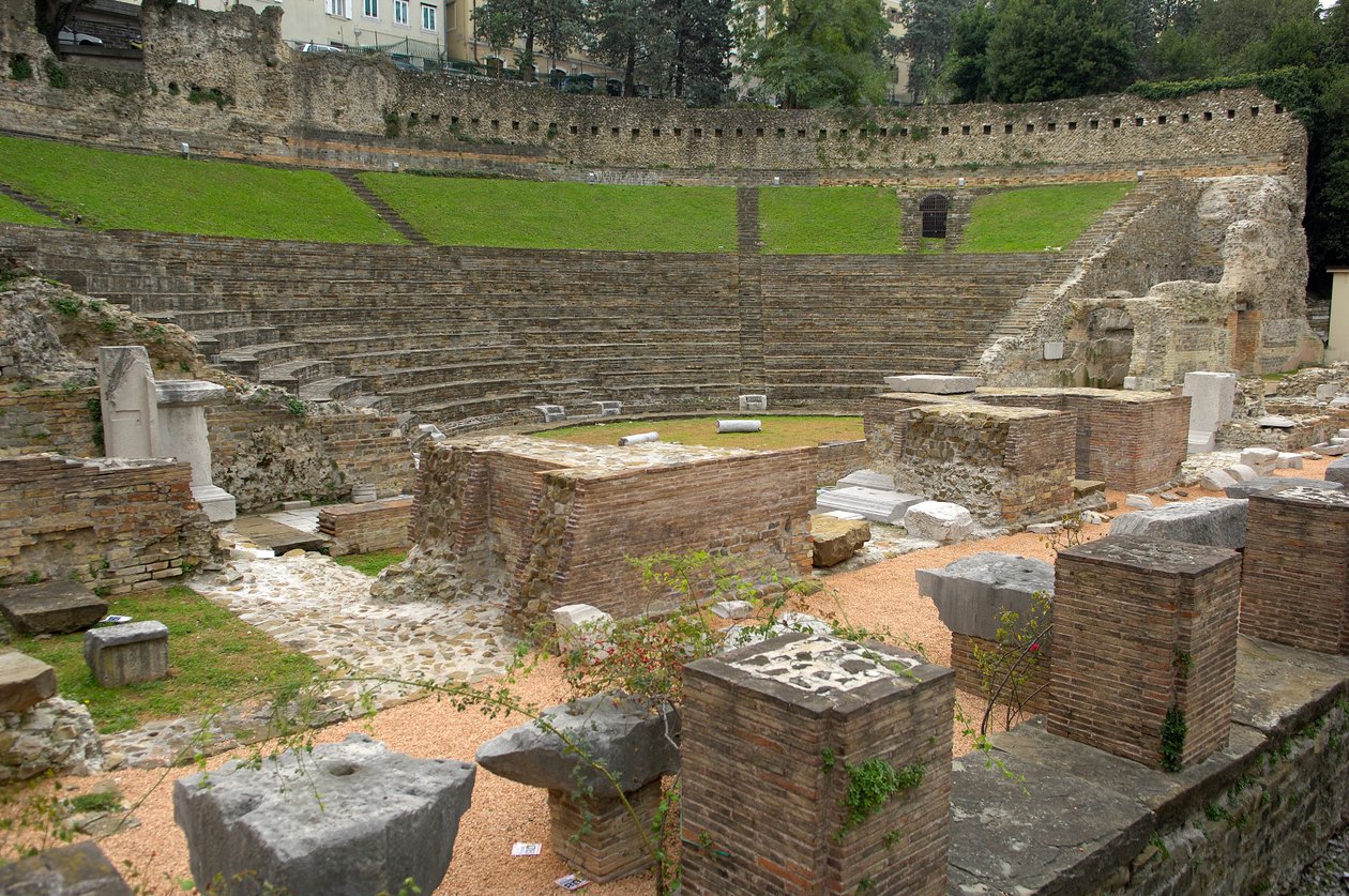 Arte romana: veduta del teatro romano (I secolo a.C.), Trieste, Italia da Roman