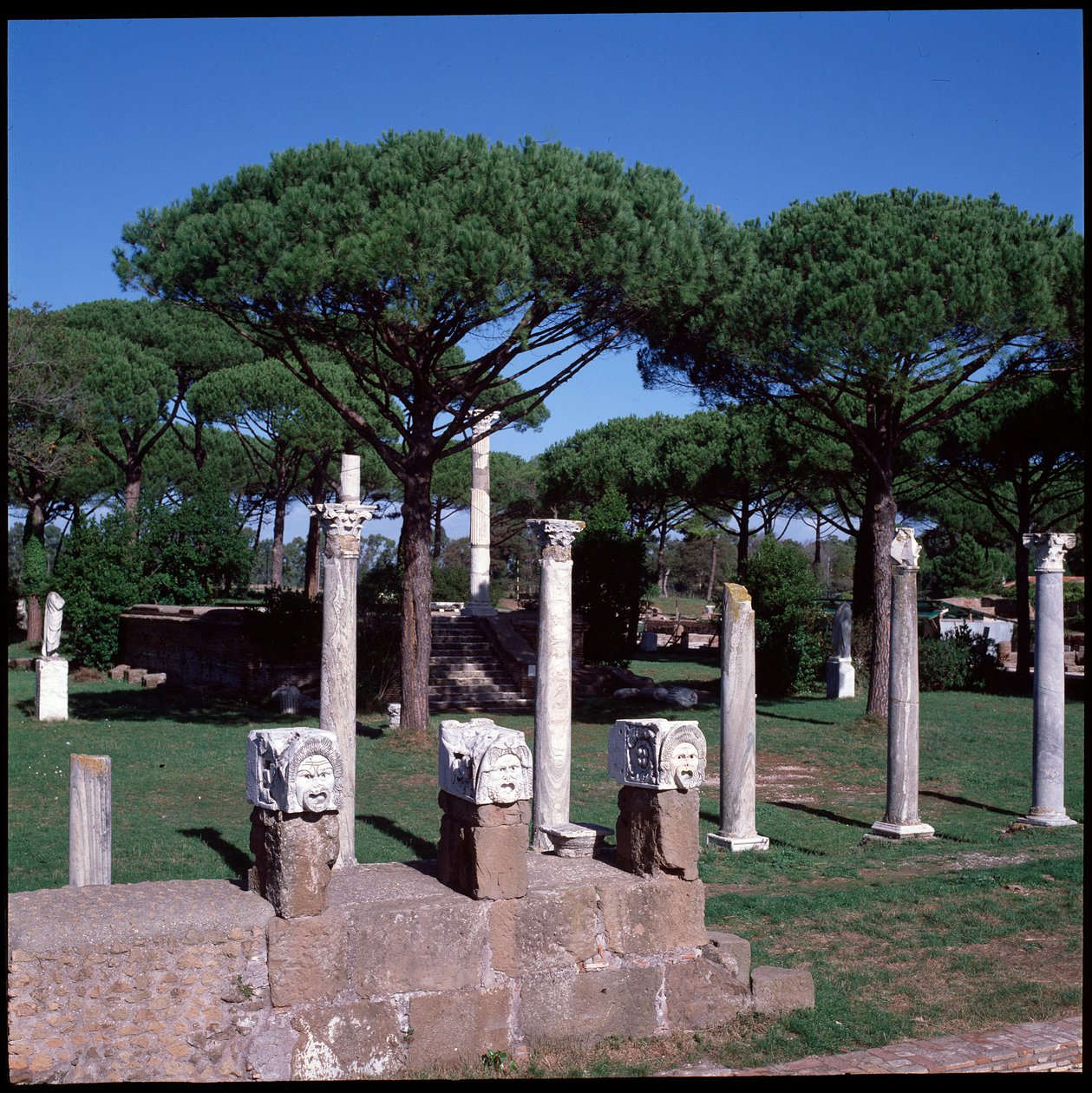 Arte romana: veduta delle rovine del Tempio di Cerere, sito archeologico di Ostia da Roman