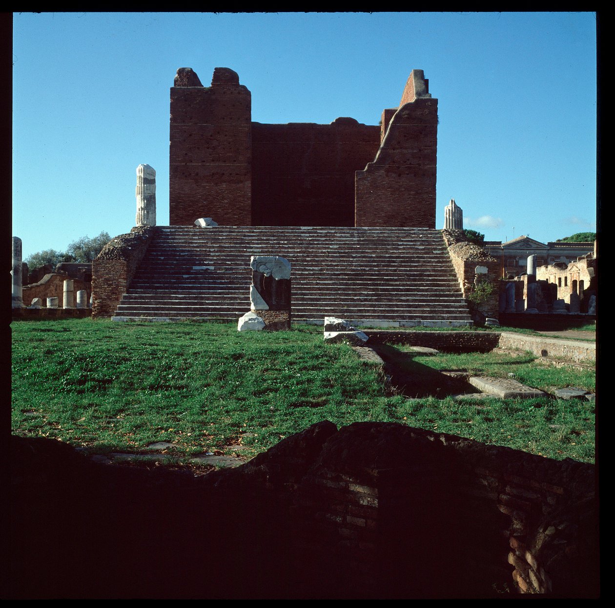 Arte romana: vista delle rovine del Campidoglio, sito archeologico di Ostia da Roman