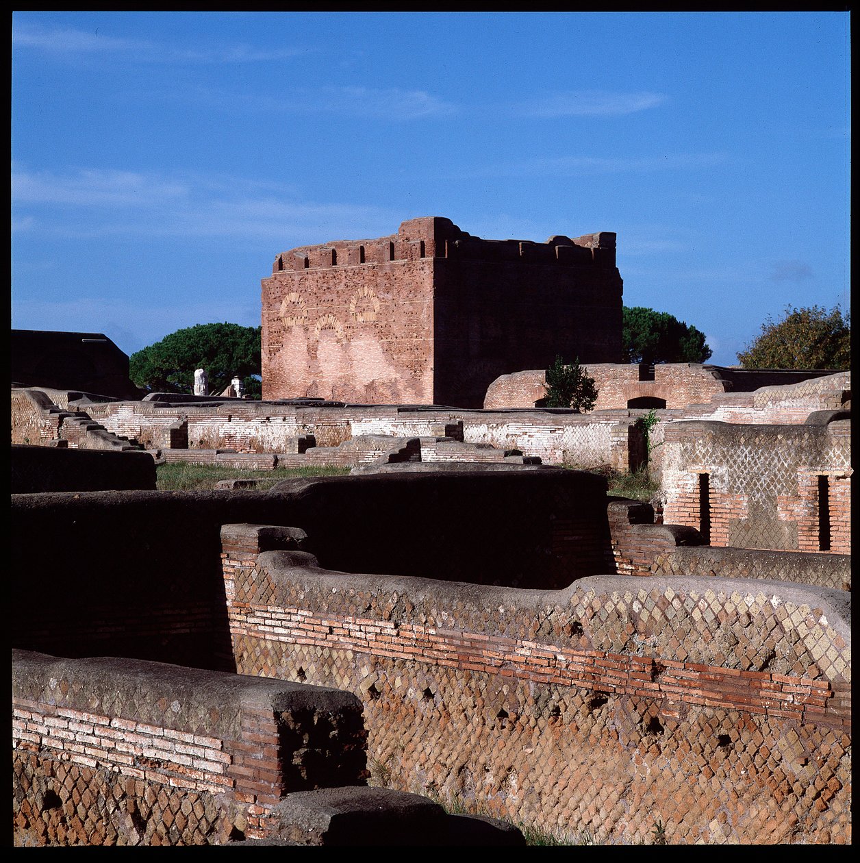 Arte romana: vista delle rovine del Campidoglio, sito archeologico di Ostia da Roman
