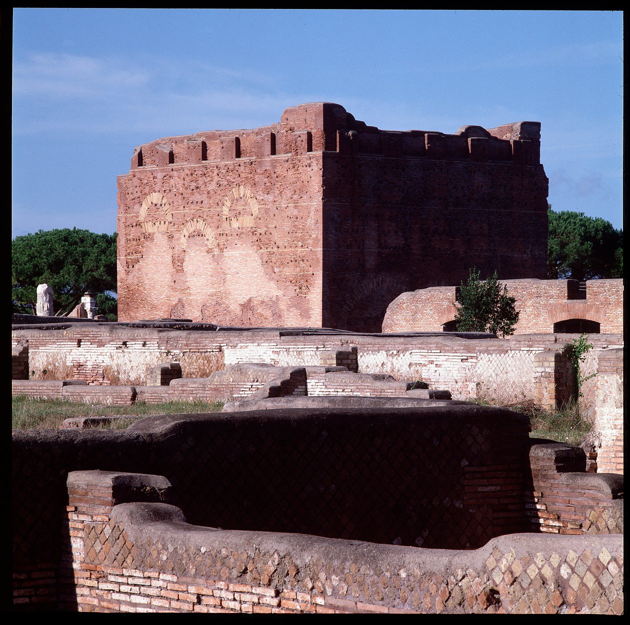 Arte romana: vista delle rovine del Campidoglio, sito archeologico di Ostia da Roman