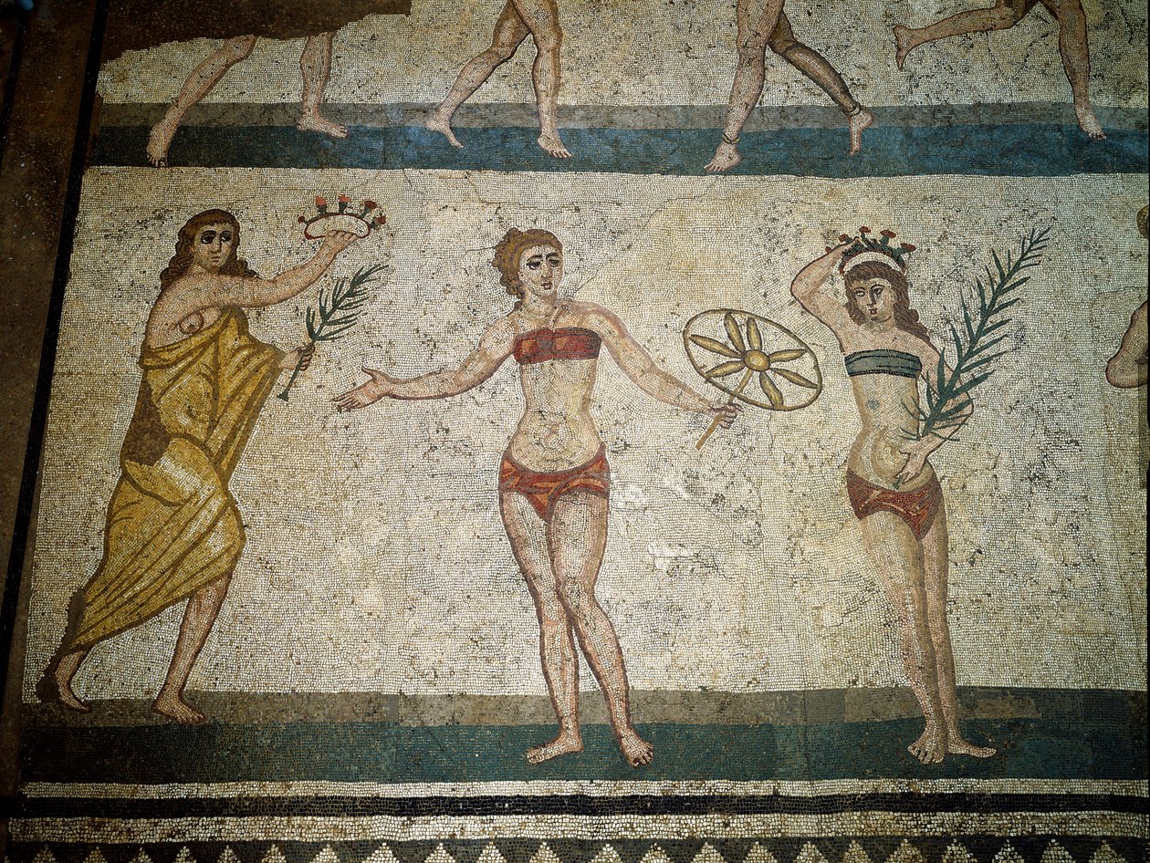 Arte romana: giovani romani impegnati in esercizi fisici. Indossano un perizoma intorno ai reni e uno strophium (antenato del reggiseno) sul petto. I rami di palma che tengono sono simboli di vittoria. (dettaglio) da Roman