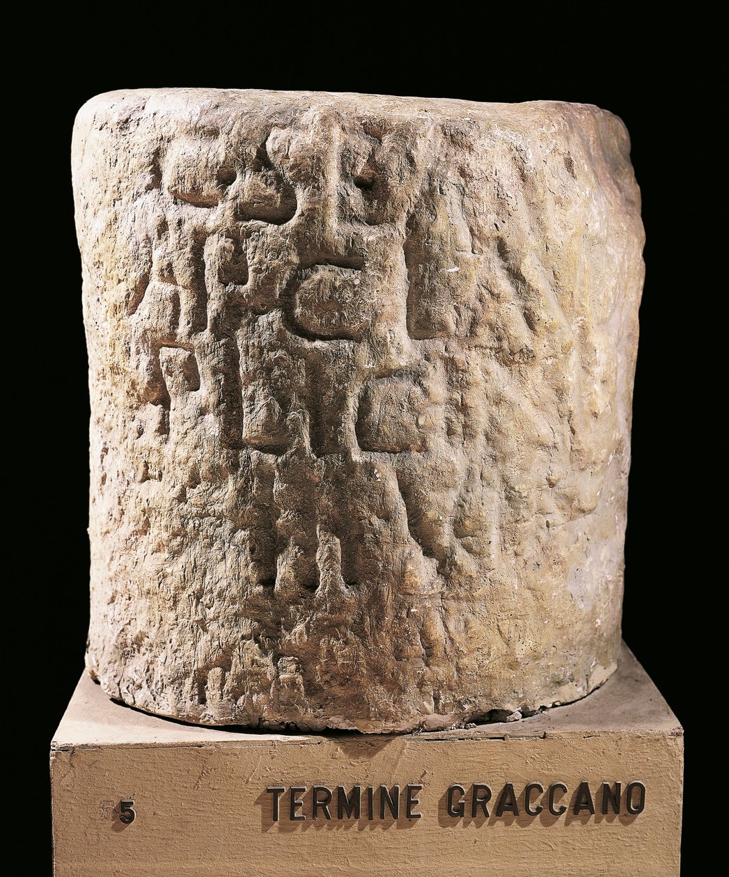 Civiltà romana, pietra di confine che segnava i lotti assegnati dalle leggi dei Gracchi da Roman