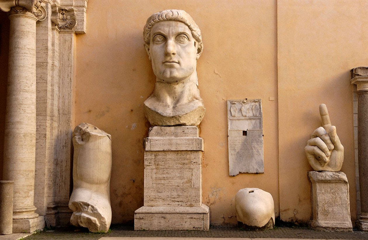 Cortile del Palazzo dei Conservatori ai Musei Capitolini: frammenti della statua colossale di Costantino datata 313-324 d.C. da Roman