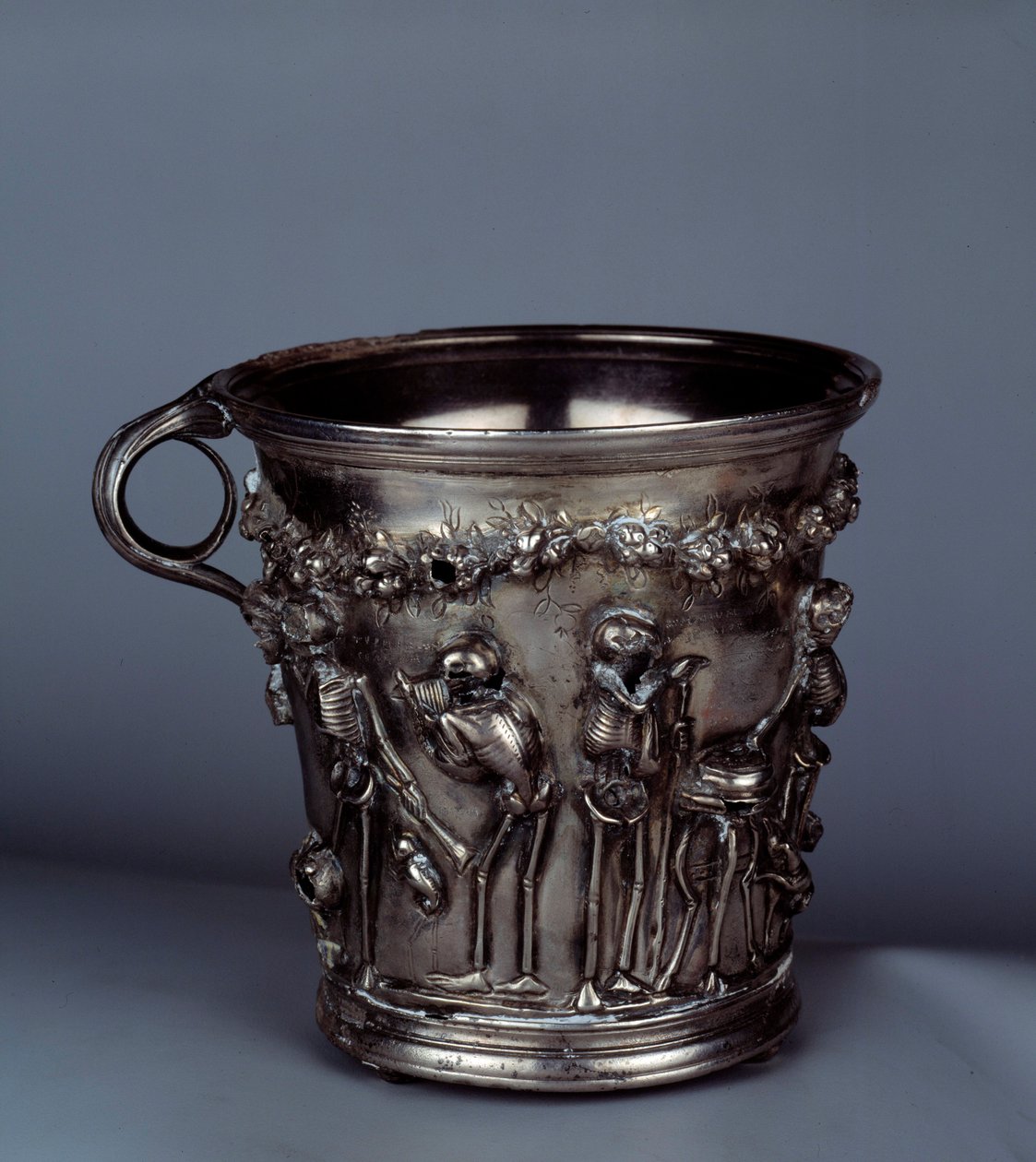 Tesoro di Boscoreale: timbale con scheletri da Roman