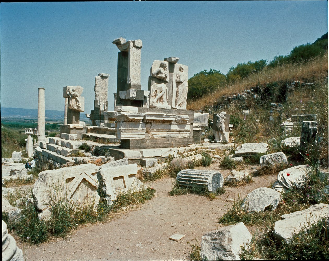 Vista del monumento a Memmio da Roman