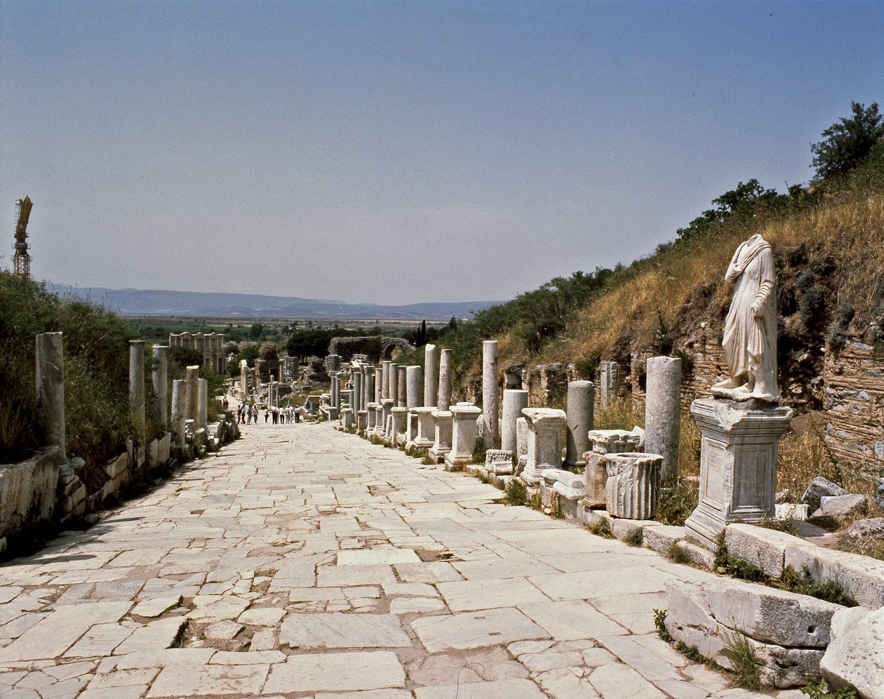 Veduta della strada dei Cureti verso la biblioteca di Celso da Roman