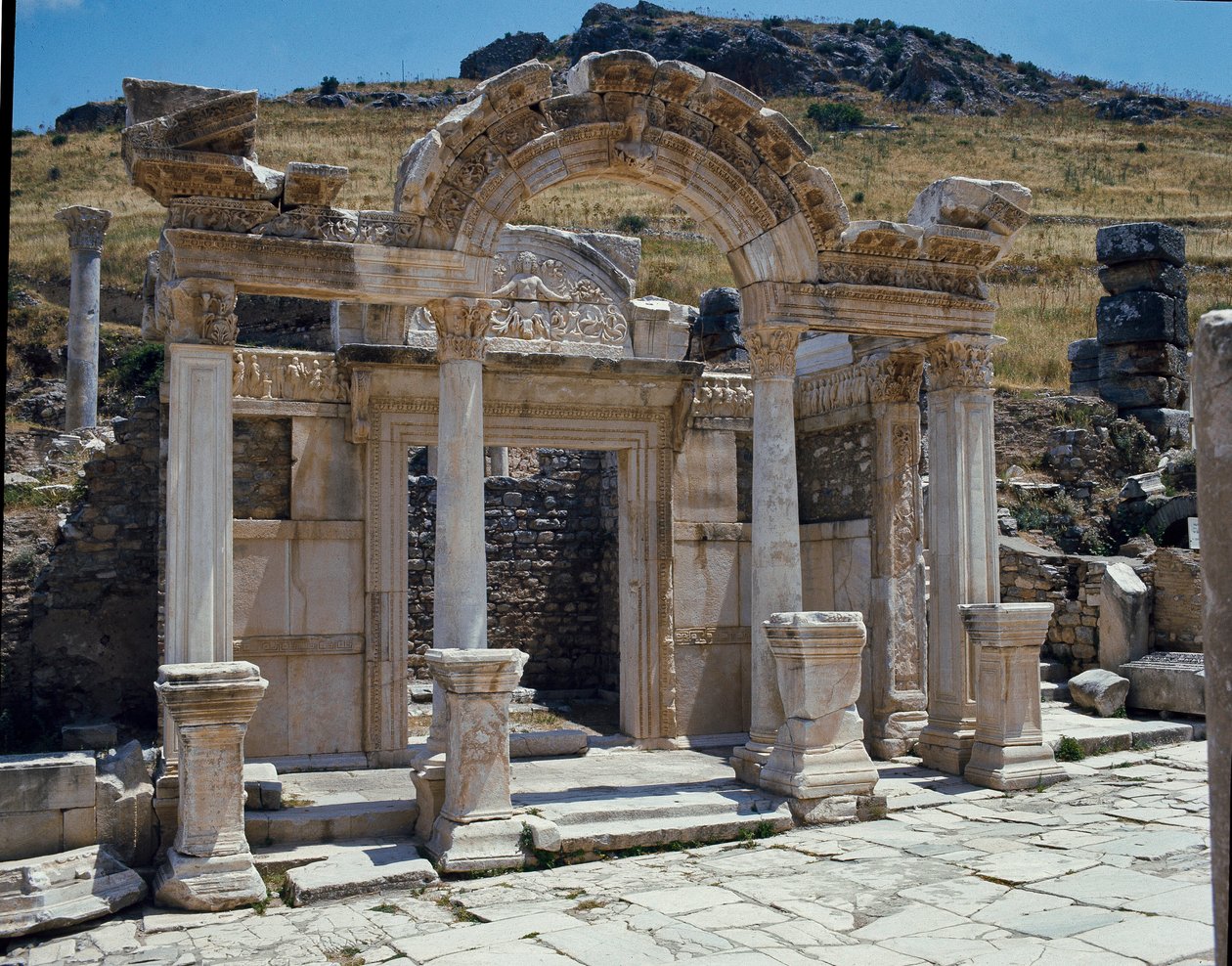 Veduta del tempio di Adriano sulla strada dei Cureti da Roman