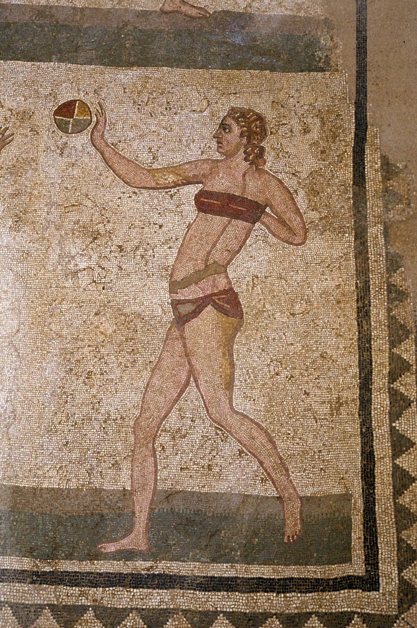 Donna che gioca a palla. Giovani romani impegnati in esercizi fisici. Indossano un perizoma intorno ai reni e uno strophium (antenato del reggiseno) sul petto. Un perizoma intorno ai reni. Mosaico romano del III-IV secolo della Villa del Casale, Piazza Arm da Roman