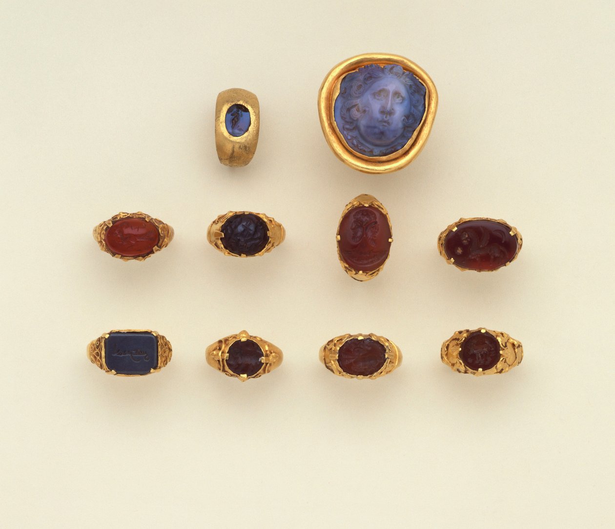 Un Anello Romano in Oro e Calcedonio Intagliato, un Grande Cammeo Romano in Calcedonio Blu-Grigio con Testa di Medusa e una Selezione di Anelli, Due Anelli in Stile Selgiuchide da Roman Roman