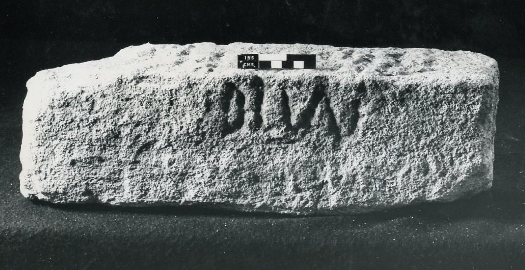 Pietra centuriale iscritta da Roman Roman