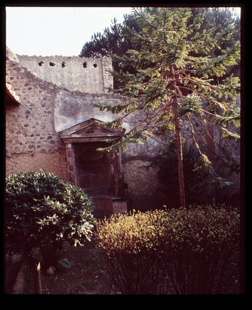 Larario della Casa del Mobilio Carbonizzato, V secolo a.C.-I secolo d.C. da Roman Roman