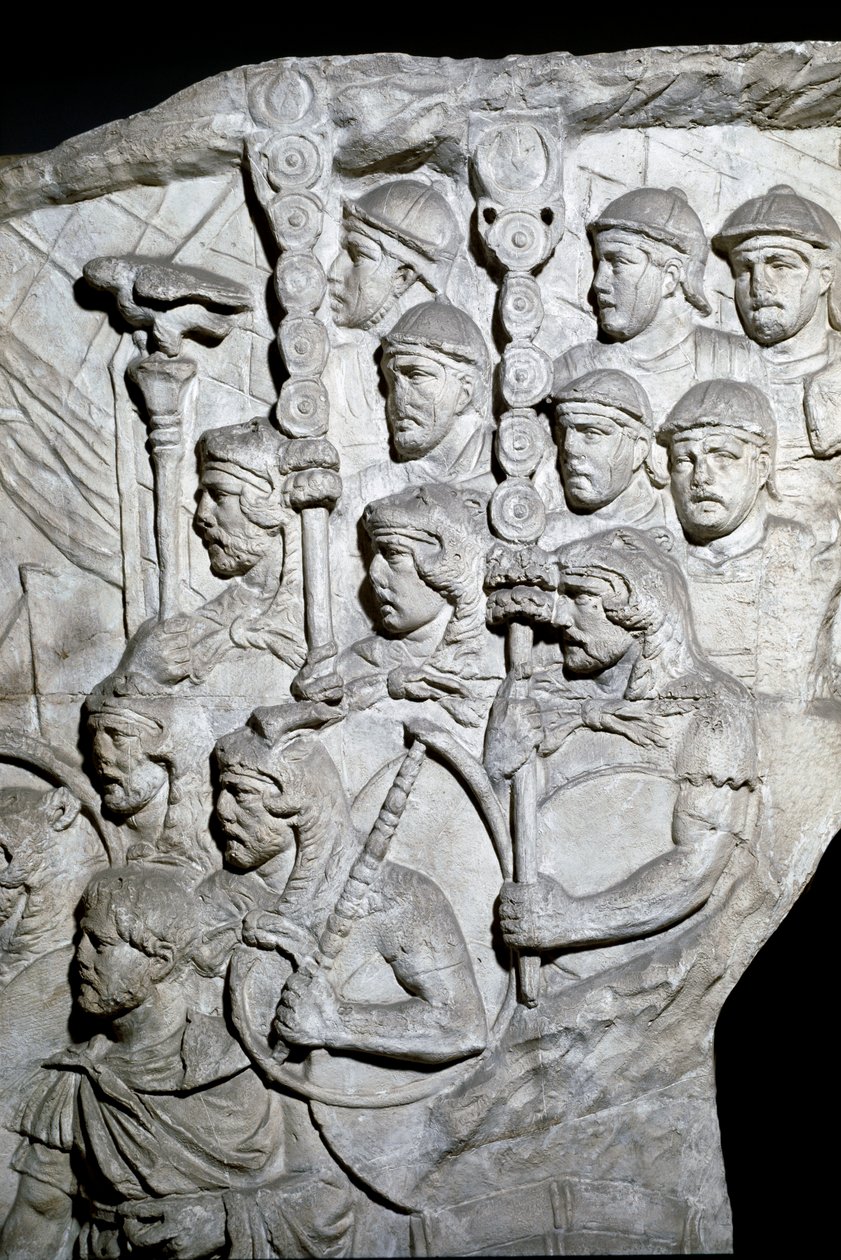 Arte romana: guerrieri che portano il Vessillo (stendardi romani). Stampo del 1862 che riproduce i bassorilievi della colonna di Traiano (Colonna Traiana) a Roma costruita durante il regno dell