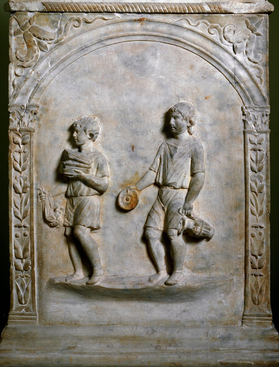 Arte romana: altare funerario raffigurante due servi che portano oggetti per il sacrificio (bassorilievo) da Roman Roman