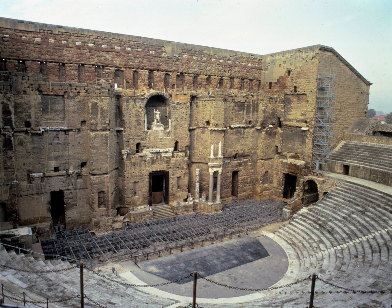 Arte romana: veduta del teatro romano della città di Orange (Vaucluse) da Roman Roman