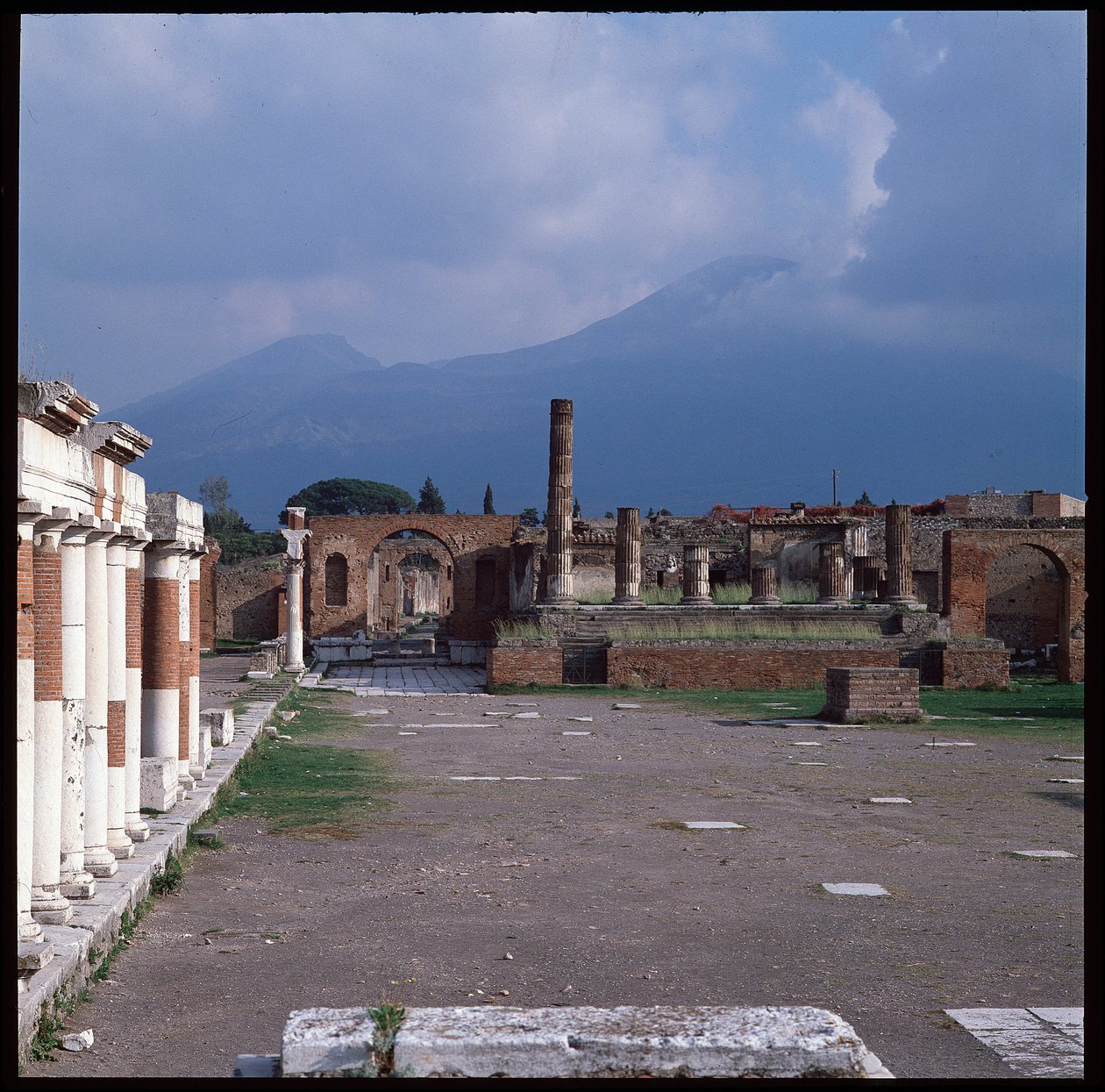 Arte romana: veduta del foro, sito archeologico di Pompei (I secolo a.C.-I secolo d.C.) Italia da Roman Roman