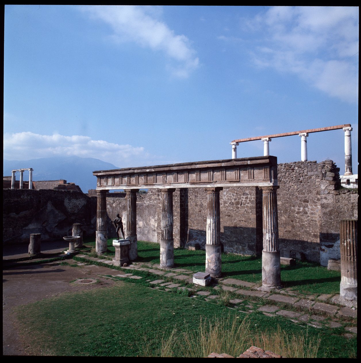 Arte romana: vista del tempio di Apollo nel sito archeologico di Pompei (IV secolo a.C.-II secolo a.C.), Italia da Roman Roman