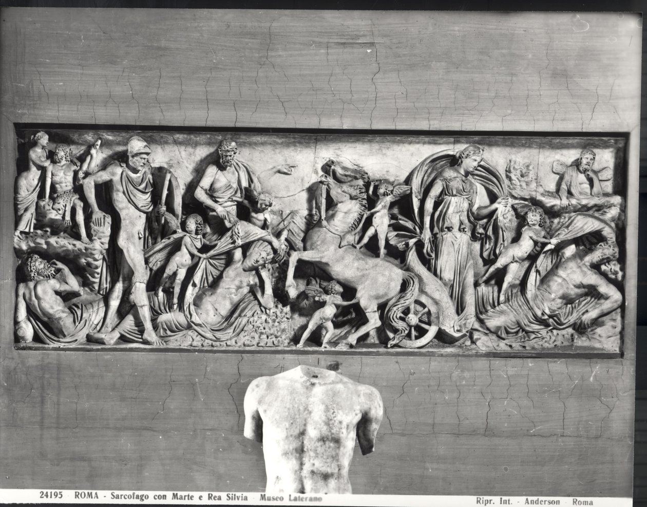 Sarcofago che raffigura Marte e Rea Silvia da Roman Roman
