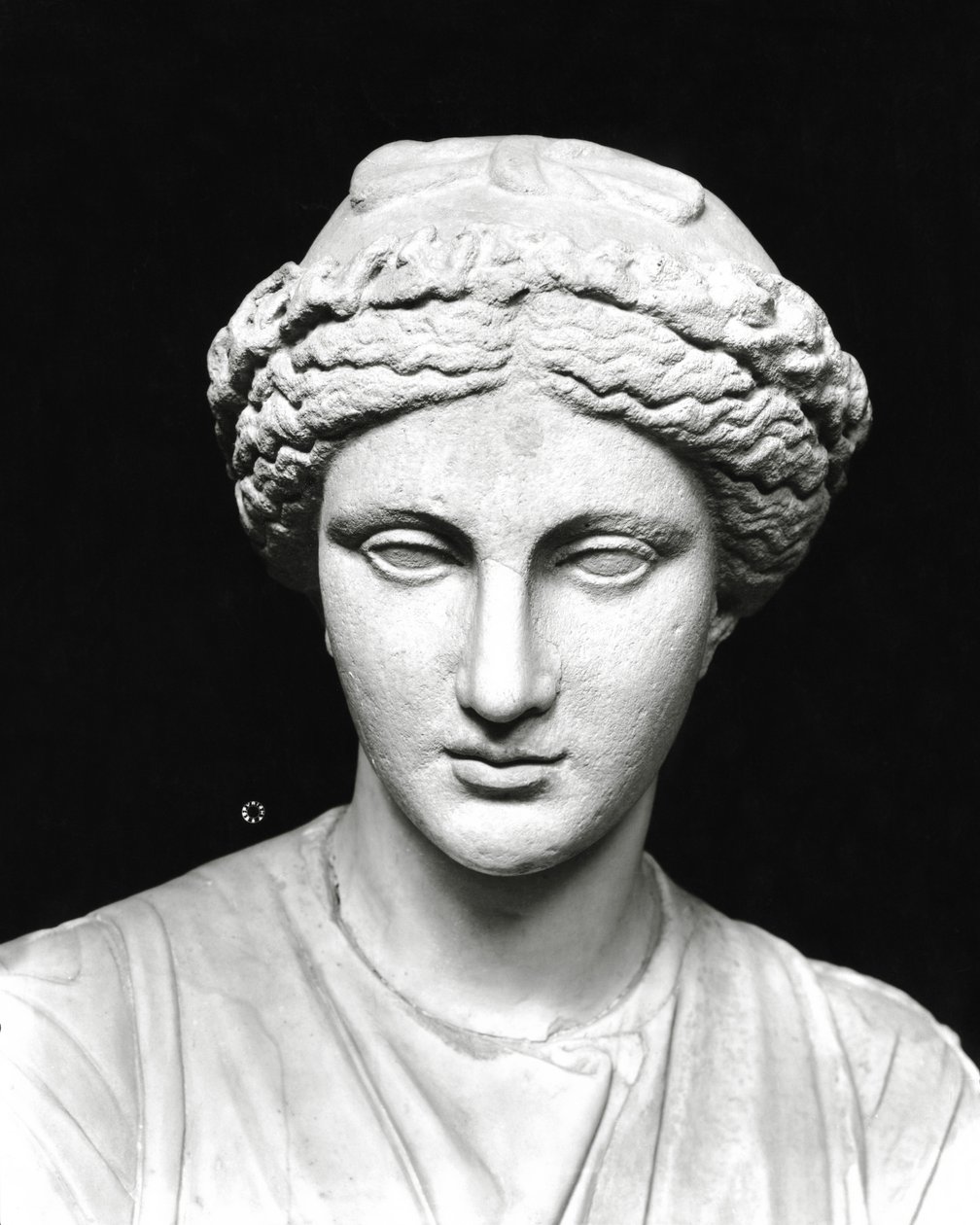 Statua di Clio che tiene un rotolo (dettaglio) da Roman Roman