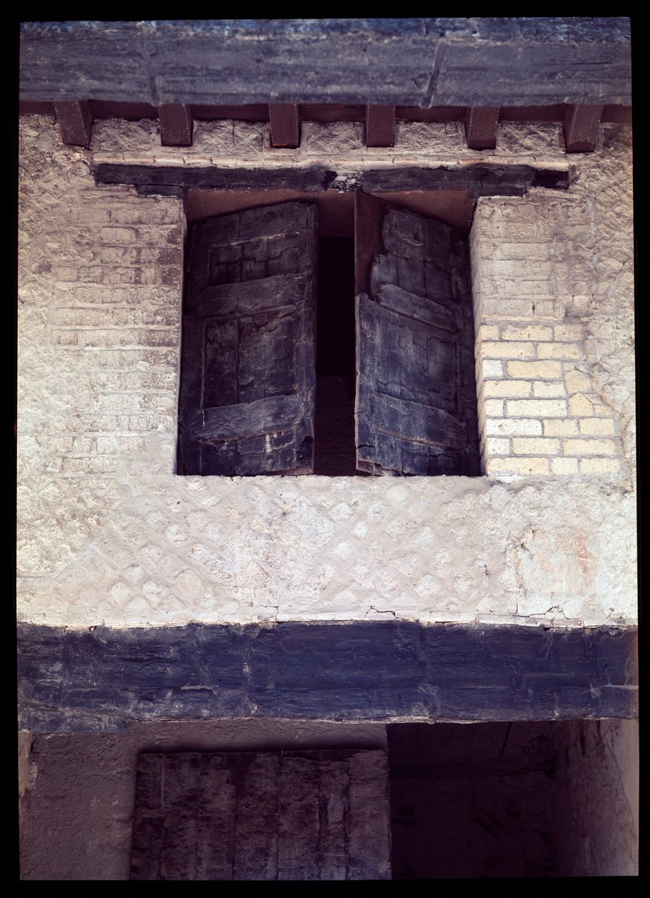 Vista di una finestra carbonizzata di una casa del portico del decumanus maximus, V secolo a.C.-I secolo d.C. da Roman Roman
