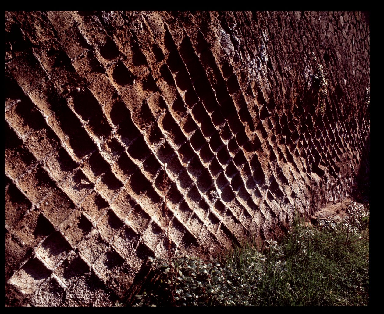 Veduta delle mura costruite con tecnica costruttiva opus reticolatum, V secolo a.C.-I secolo d.C. da Roman Roman