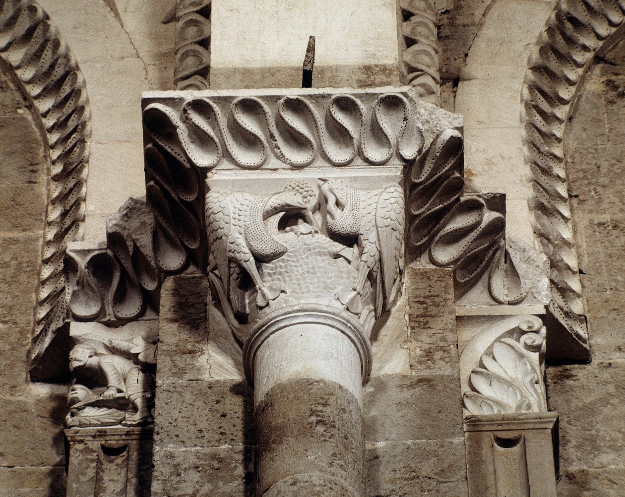 Uccelli che mangiano pesci e vermi (capitello scolpito) da Romanesque
