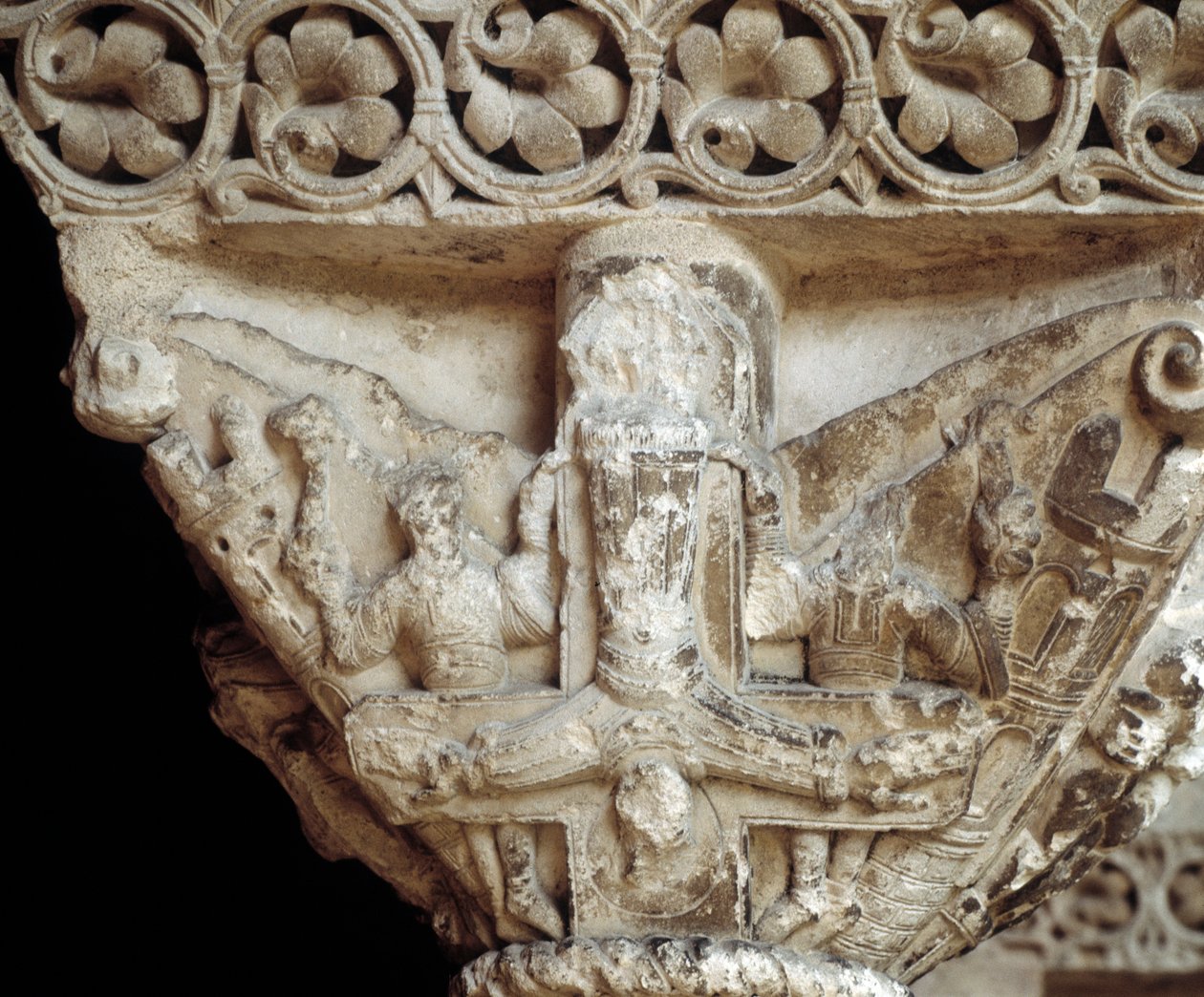 Capitello che rappresenta San Pietro sulla sua croce (scultura) da Romanesque