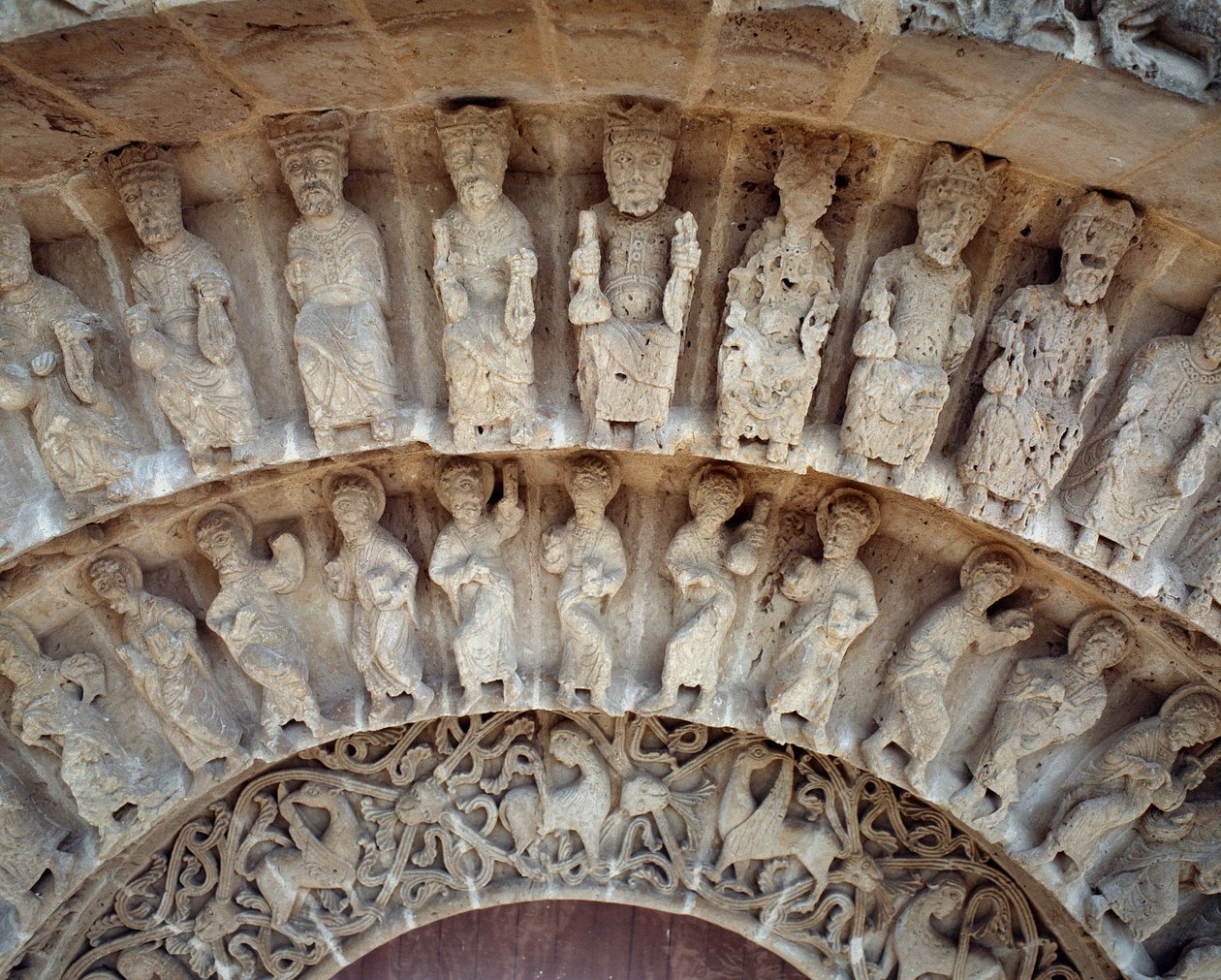 (dettaglio) delle sculture del portale sud da Romanesque