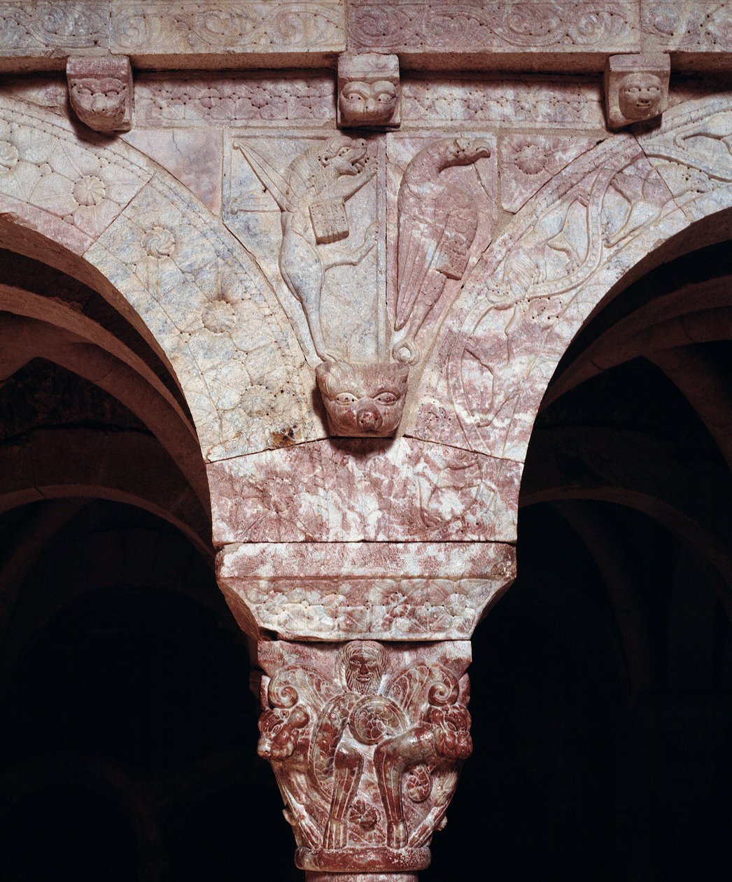 (dettaglio) dei simboli degli evangelisti Giovanni e Marco, scolpiti sulla tribuna del Priorato da Romanesque