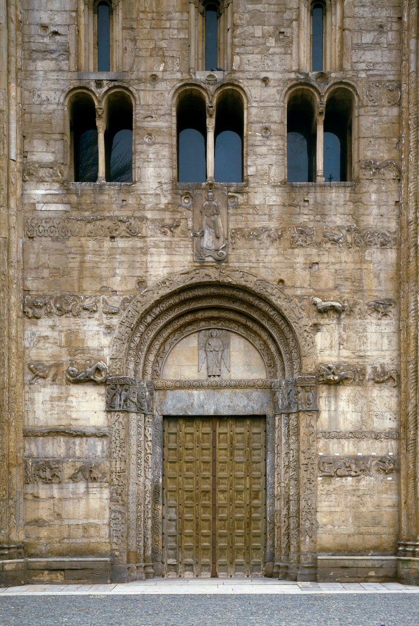 (dettaglio) della facciata con il portale della Basilica da Romanesque
