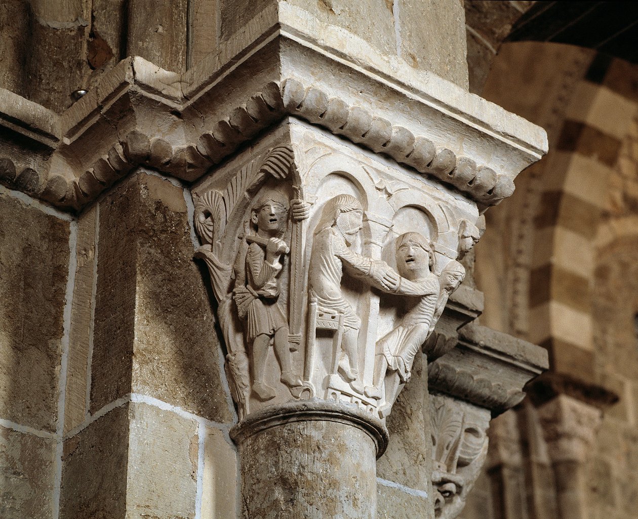 Esaù ritorna dalla caccia e si trova davanti a suo padre Isacco che sta benedicendo Giacobbe (capitello scolpito) da Romanesque