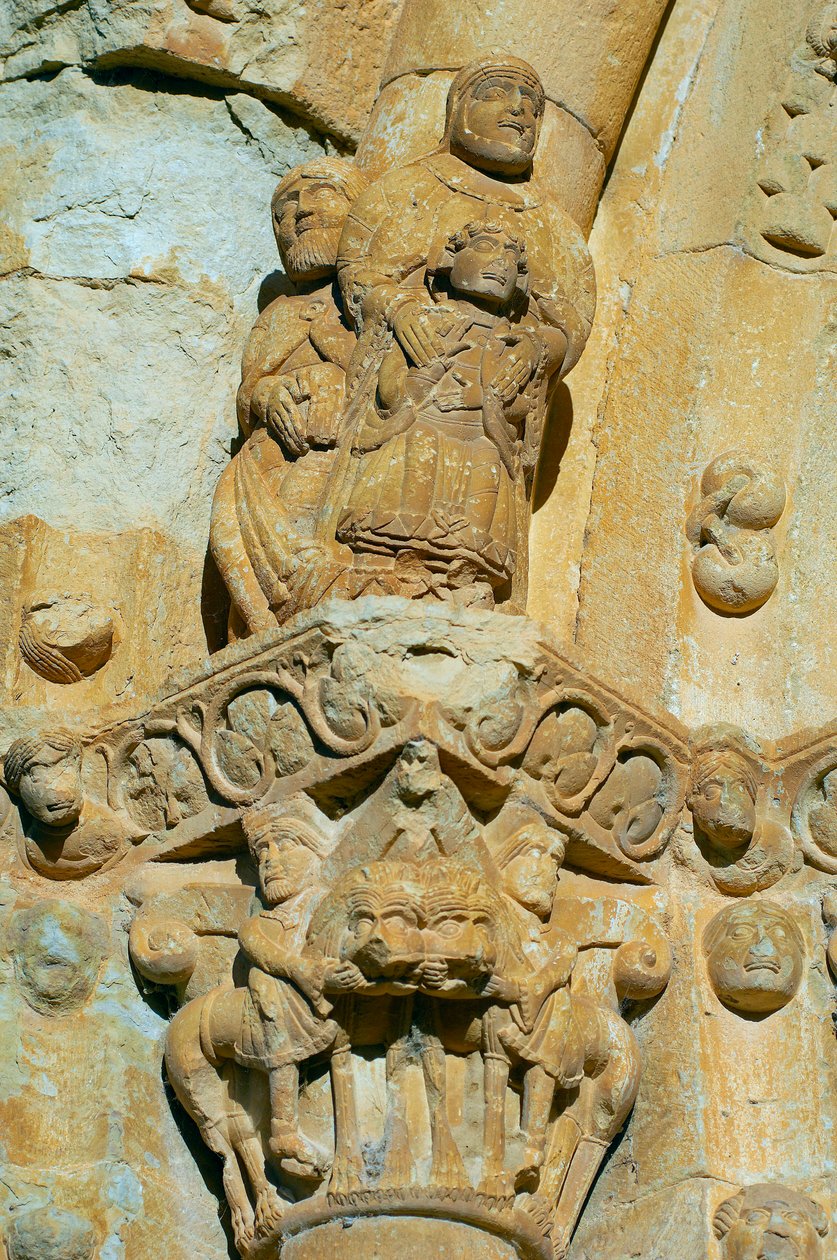 Facciata della Chiesa di Santa Maria de Covet, Isona, Spagna, dettaglio di un capitello da Romanesque
