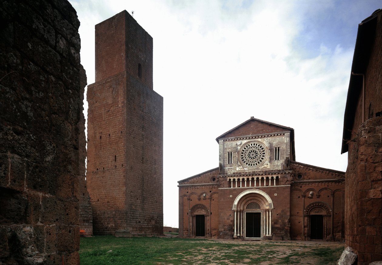Facciata e campanile della chiesa di San Pietro, costruita intorno al 1250 e restaurata nel 1870, Tuscania, Italia da Romanesque