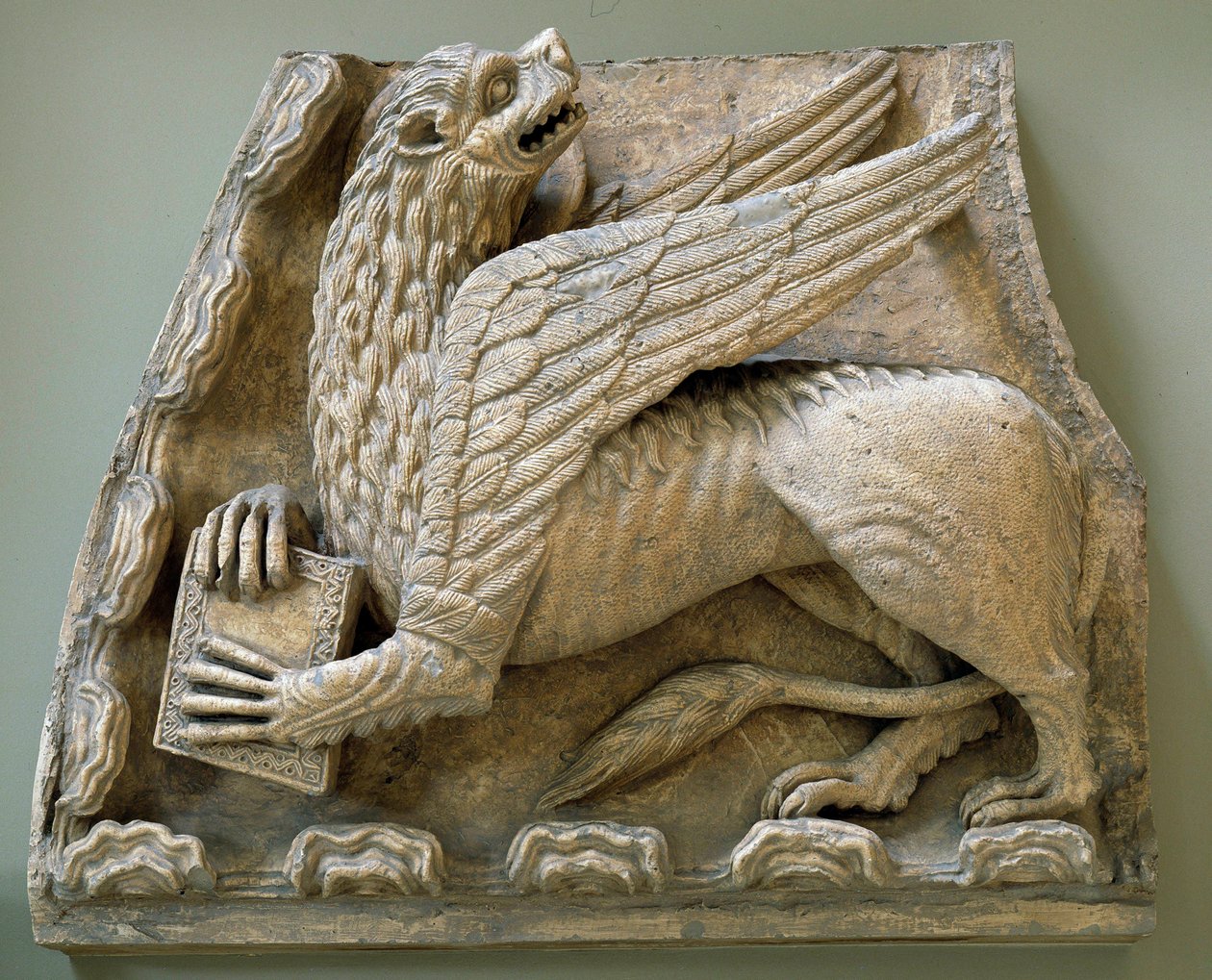 Grifoni scolpiti dall