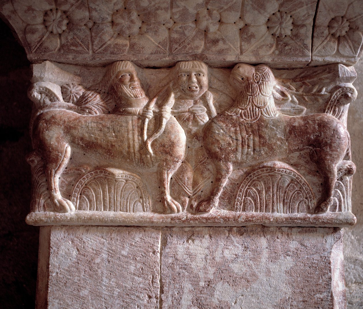 Scena di caccia, capitello scolpito nella tribuna del Priorato da Romanesque