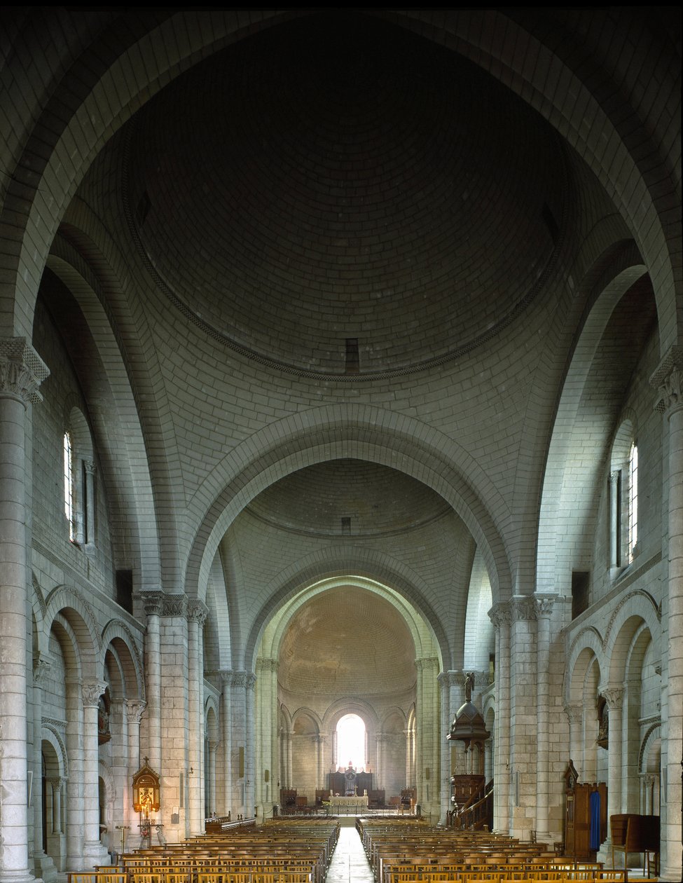 Veduta interna della Cattedrale di San Pietro da Romanesque