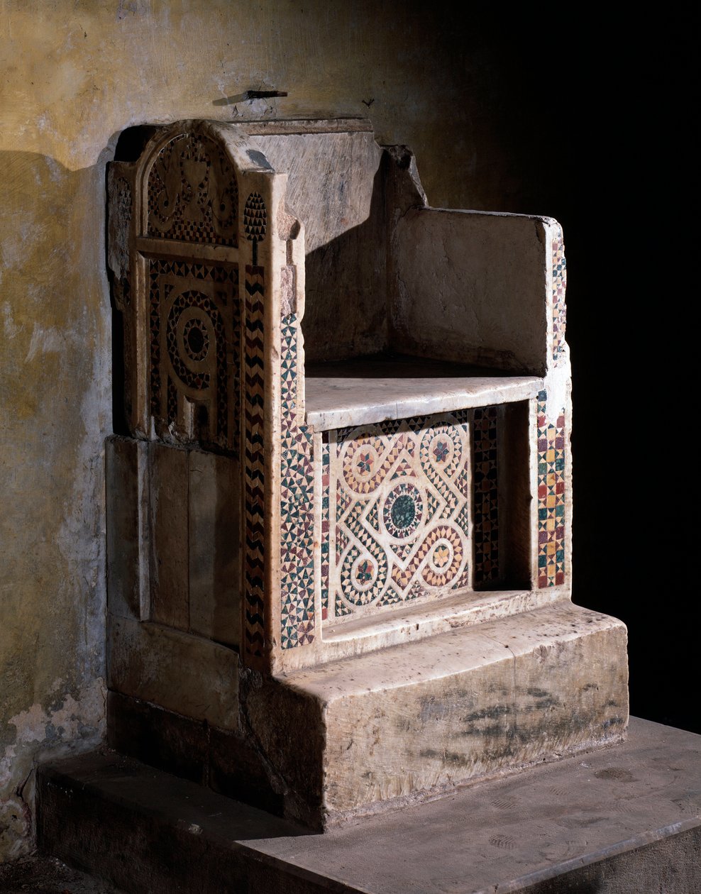 Sedia in marmo e mosaico dell