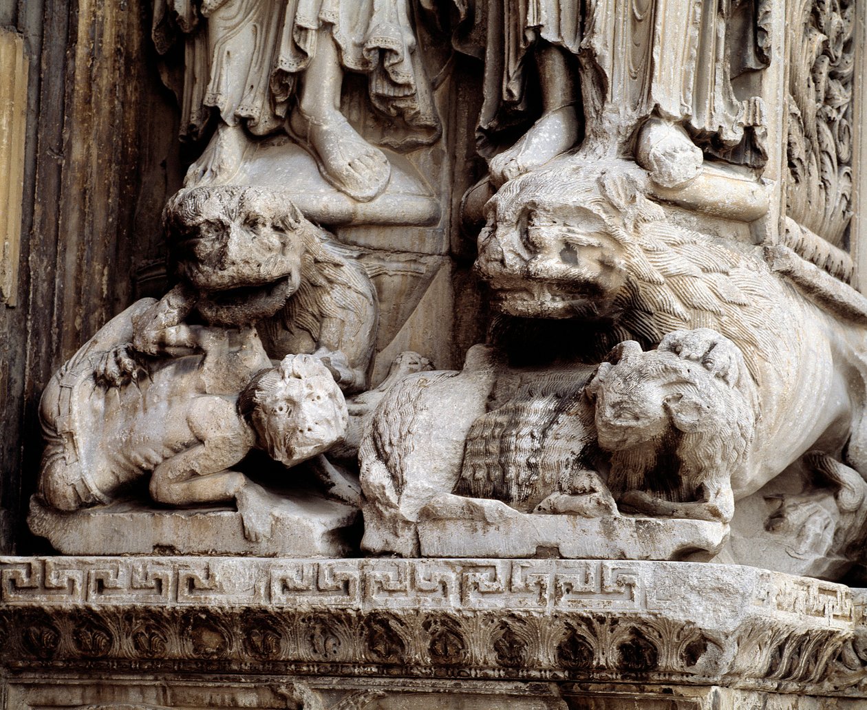 Mostri. Supporto scolpito di una colonna da Romanesque