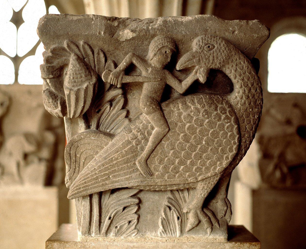Rappresentazione di un combattimento tra un uomo e un uccello (capitello scolpito della sala capitolare) da Romanesque