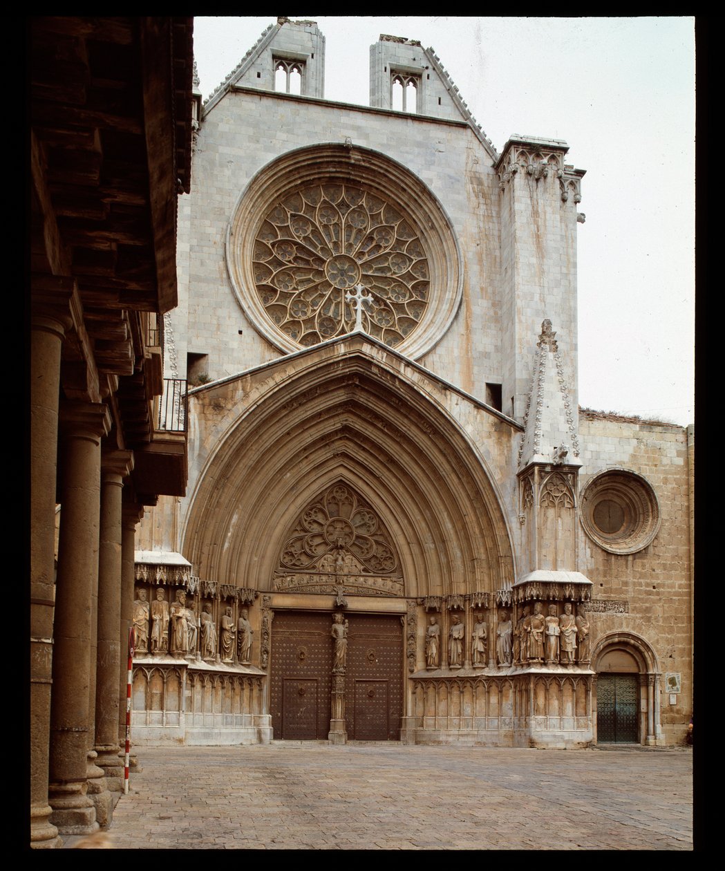 Arte romanica e gotica: facciata della Cattedrale di Santa Tecla a Tarragona da Romanesque