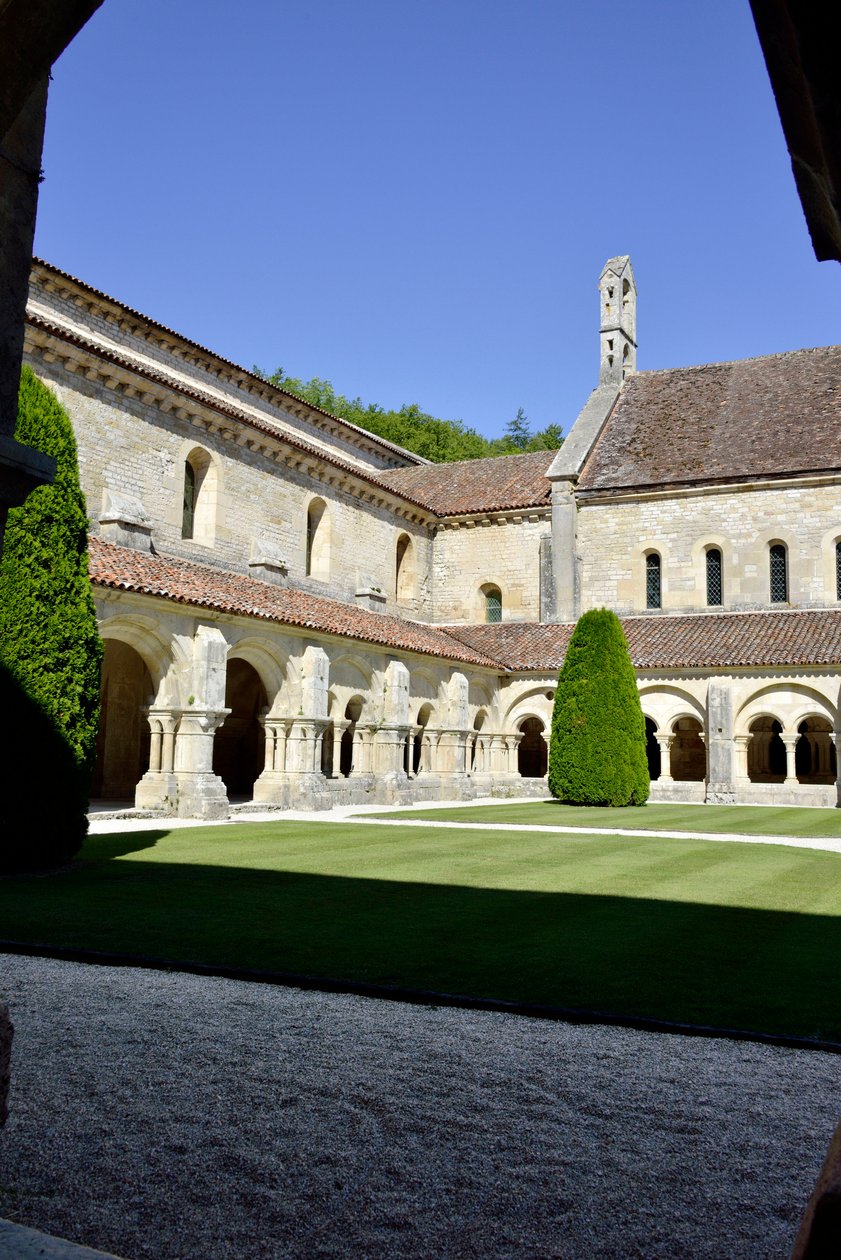 Architettura romanica: veduta del chiostro e degli edifici dell