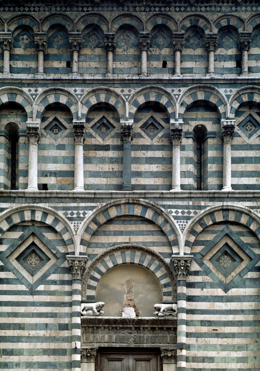 Arte romanica: dettaglio della facciata policroma da Romanesque