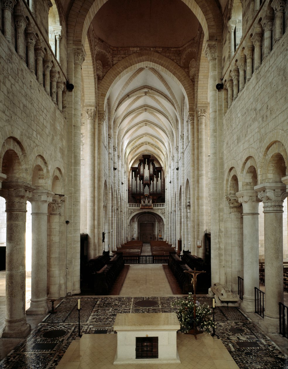 Arte romanica: vista interna della Basilica di Saint Benoit sur Loire (Loiret) costruita tra l