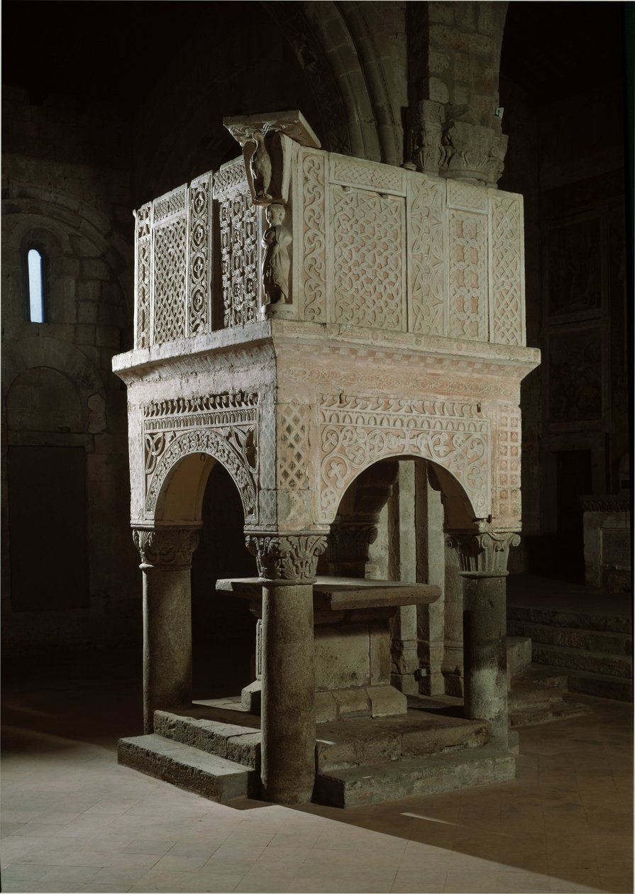 Arte romanica: pulpito della chiesa decorato con marmo e rilievi, chiesa di Santa Maria Maggiore (Tuscania, Italia) da Romanesque