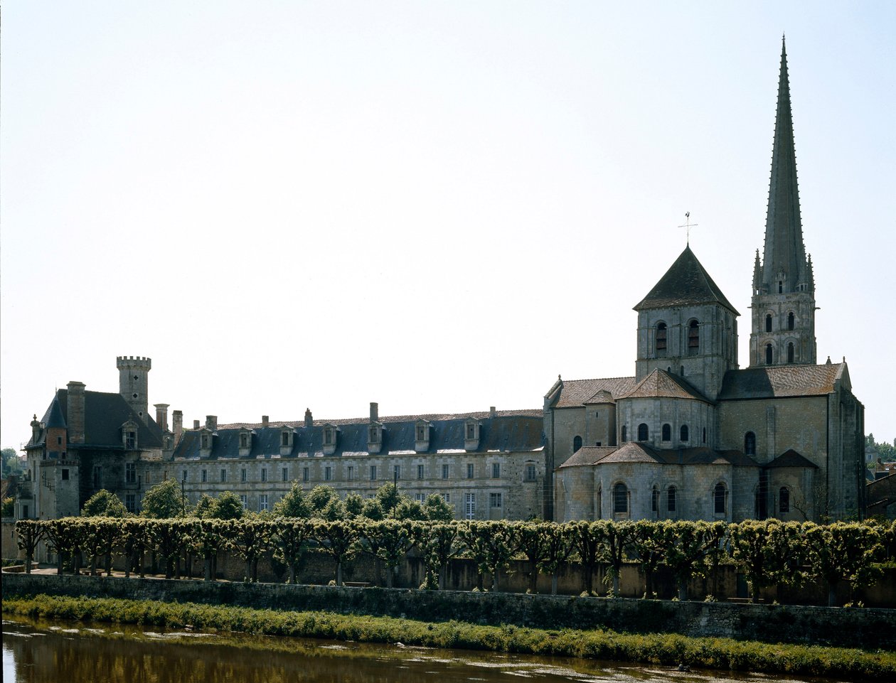 Arte romanica: vista della Basilica di Saint Savin-sur-Gartempe, fondata nell