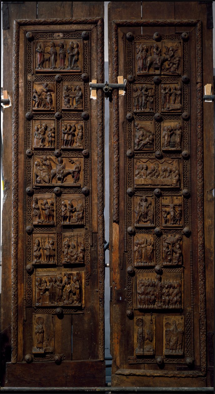 Arte romanica: porta di legno della metà del XII secolo della Chiesa di Santa Maria del Campidoglio a Colonia, Germania (Sankt Maria im Kapitol, Koln) da Romanesque