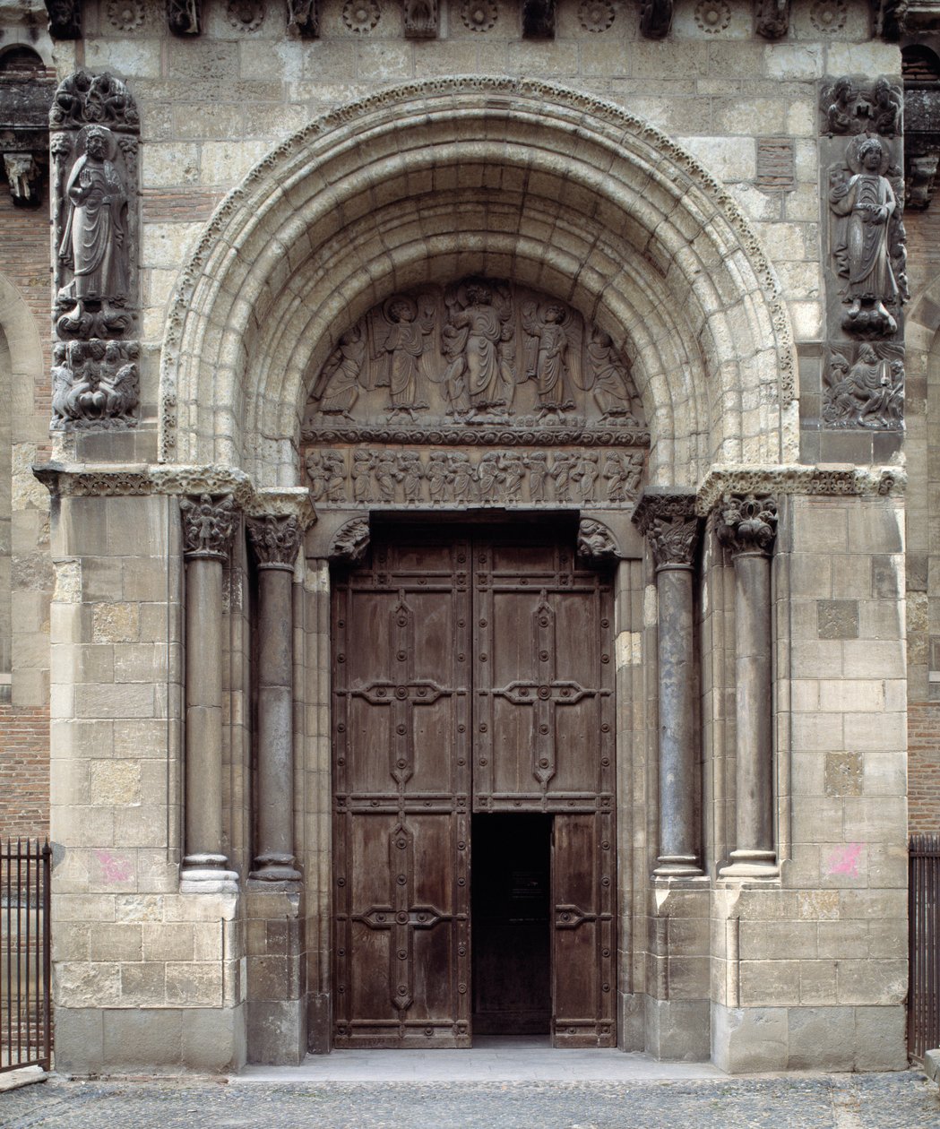 Portale sud della Basilica da Romanesque