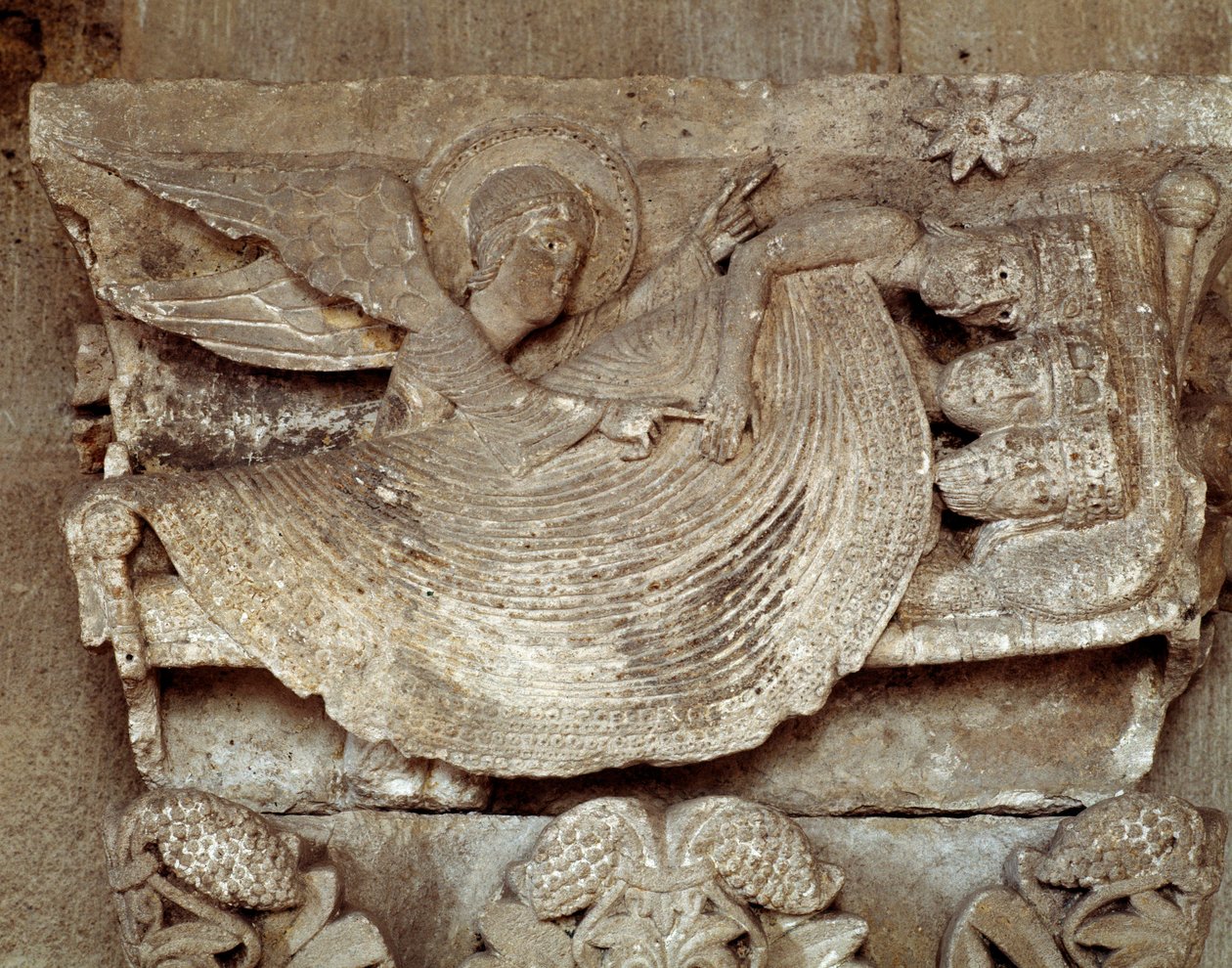 I Magi addormentati con un angelo che li sveglia e indica la stella di Betlemme (capitello scolpito) da Romanesque